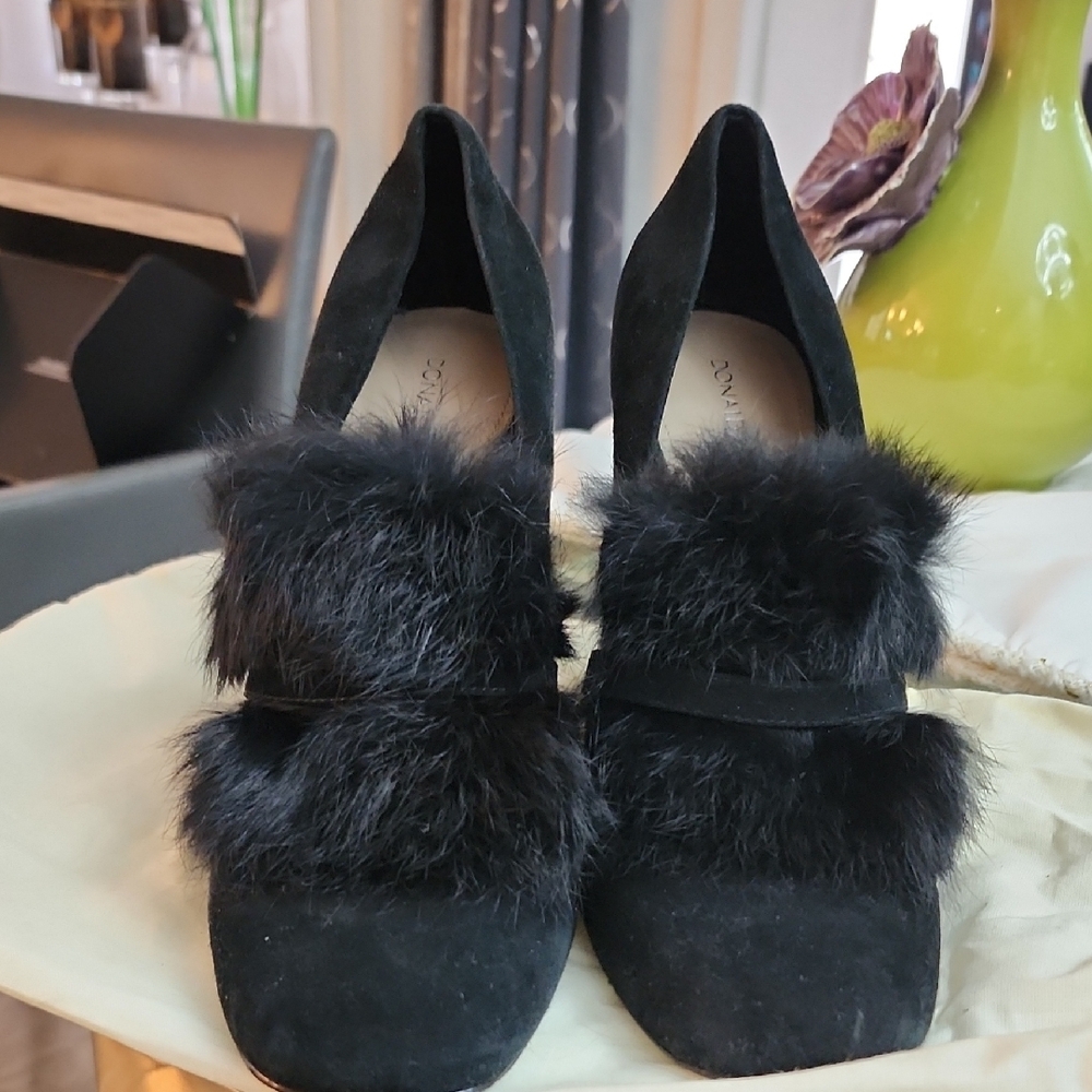 Black Fur-Trimmed Women's Shoes - Picture 9 of 9